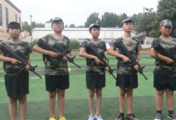 桂林軍營(yíng)夏令營(yíng)讓青少年實(shí)現(xiàn)軍人夢(mèng)!