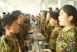 孩子們準備享用午餐