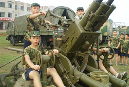我們與軍事設備的親密合影