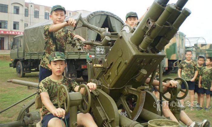參觀坦克兵團(tuán)增長見識