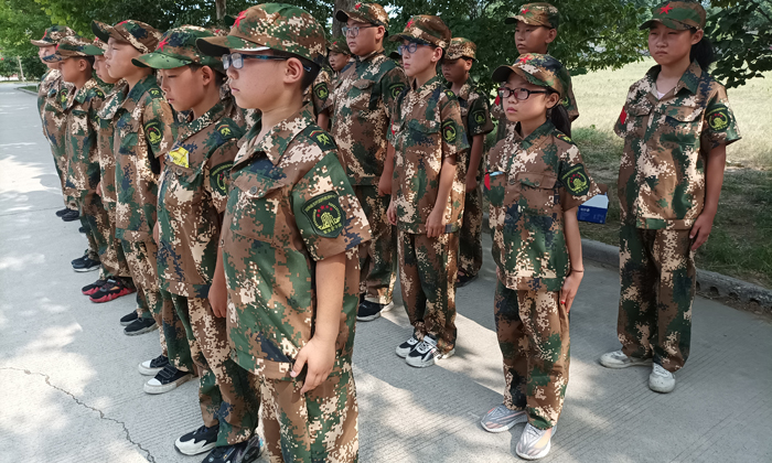 排隊站軍姿