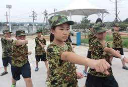 河南軍事夏令營(yíng)讓女孩子蛻變成長(zhǎng)