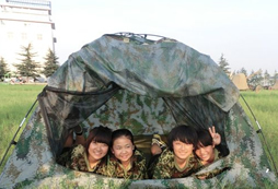 鄭州女子軍事夏令營(yíng)讓你知道誰(shuí)說(shuō)女子不如男？