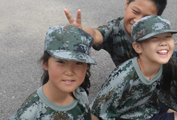 有專(zhuān)為女孩開(kāi)設(shè)的鄭州軍事夏令營(yíng)嗎？