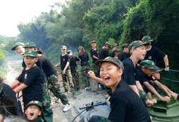 營員們在野外吶喊