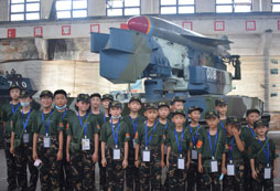 孩子們和步兵戰(zhàn)車合照