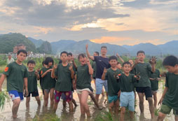 孩子們?cè)隗w會(huì)農(nóng)民伯伯的汗水