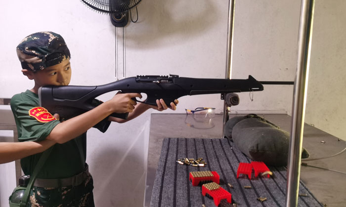 舉槍射擊