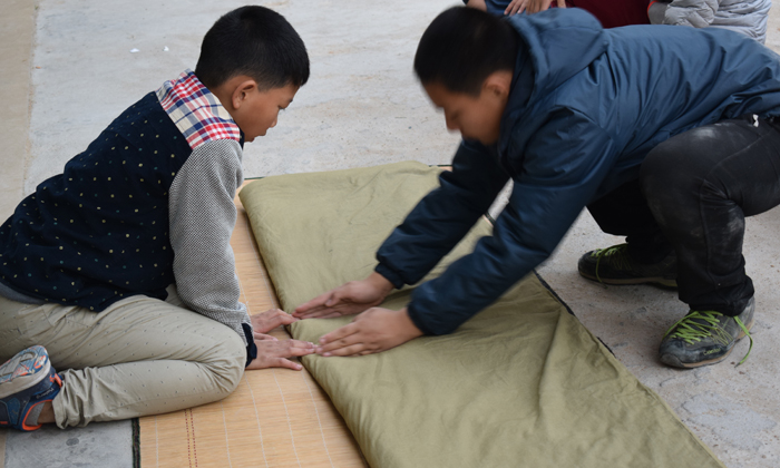 在黃埔名將夏令營(yíng)學(xué)習(xí)疊被子