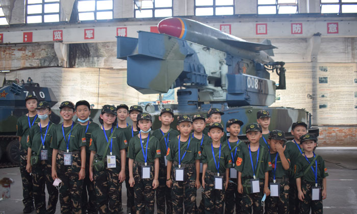 孩子們和步兵戰(zhàn)車(chē)合照