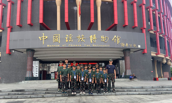 孩子們和瑤族博物館的大合照