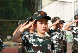 參加黃埔名將夏令營(yíng)磨練孩子們的意志力