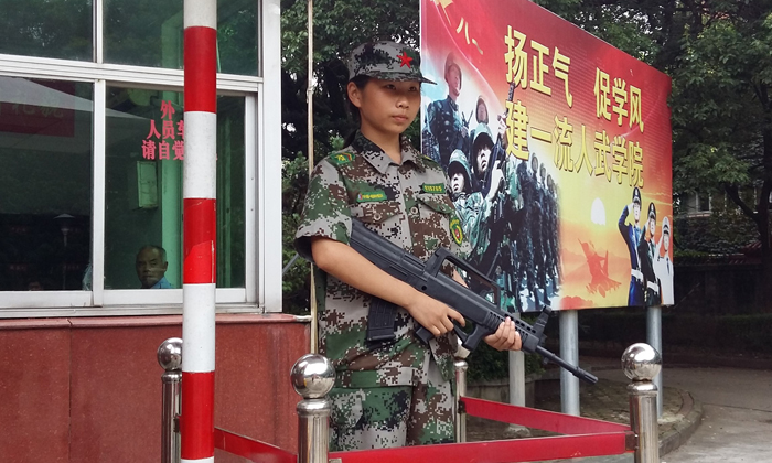 體驗(yàn)軍人日常訓(xùn)練