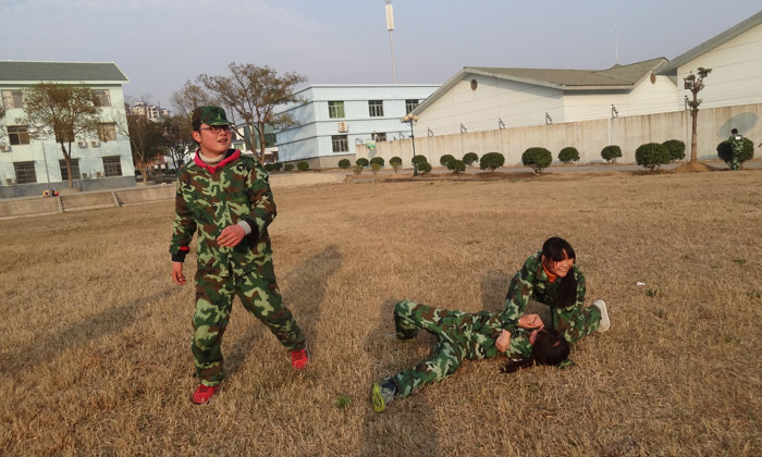 撕名牌游戲