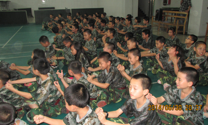 接受濃重的軍營熏染