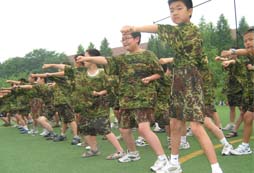 中小學(xué)生參加淮安勵(lì)志夏令營(yíng)掌握野外生存技能