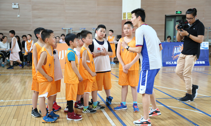 參加華南籃球夏令營(yíng)給青少年一個(gè)精彩的暑假生活.jpg