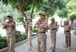 黃岡軍事夏令營磨煉青少年的意志