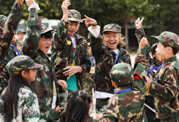 黃岡軍事夏令營(yíng)以特色的活動(dòng)增強(qiáng)孩子勇氣