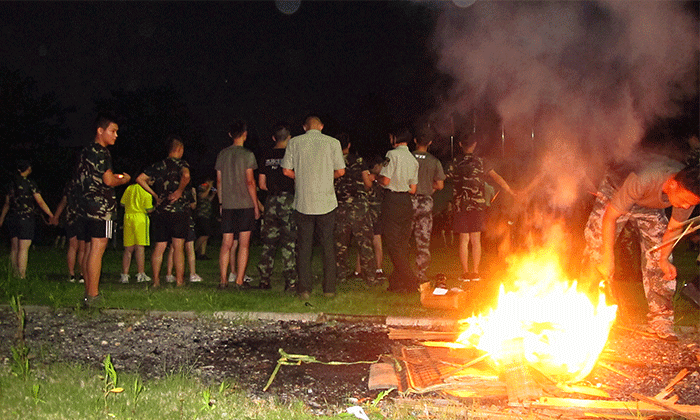 黃山軍事夏令營陪孩子度過一個難忘的假期！.gif