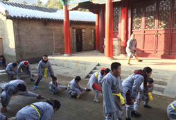 河南少林功夫夏令營(yíng)適合現(xiàn)代孩子參加嘛