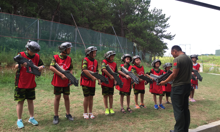 華中軍事夏令營讓孩子學(xué)會自己獨(dú)立生活