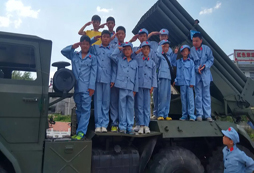 參加長沙軍事夏令營鍛煉孩子堅強意志力
