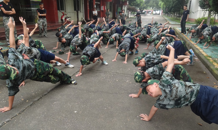 湖南小學(xué)生軍事夏令營讓孩子假期生活豐富多彩