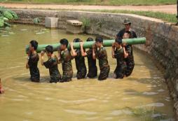  湖南軍事夏令營(yíng)讓孩子21天得到全新改變