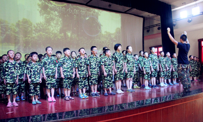 有沒有適合中小學(xué)生參加的長沙軍事夏令營