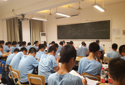 假期應(yīng)該讓孩子參加上海英語夏令營活動(dòng)嗎？