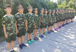  巨峰軍事夏令營(yíng)營(yíng)員與教練的合影