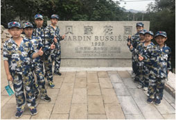 花園前合照