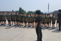  巨峰軍事夏令營(yíng)的營(yíng)員正在野外聚會(huì)