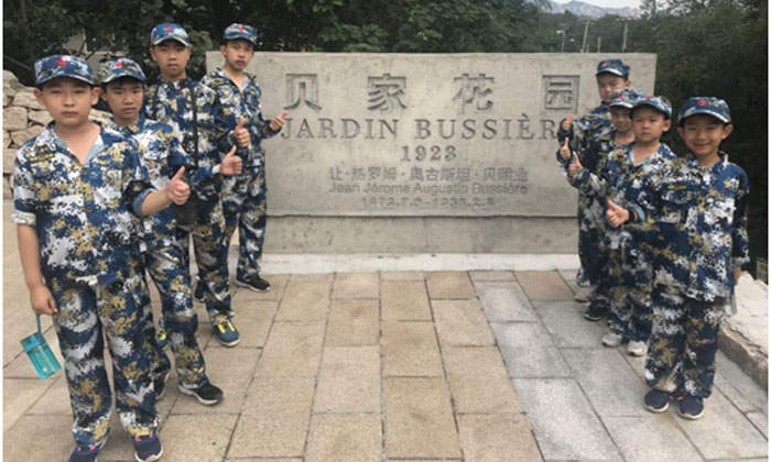 花園前合照