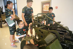 參觀軍事設(shè)備