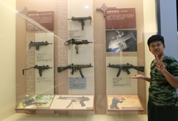 參觀武器