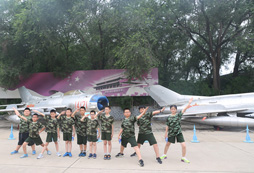 巨峰成長軍事夏令營讓孩子學(xué)會(huì)敢于超越自我