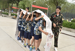 孩子拖拉懶散可以參加巨峰成長(zhǎng)軍事夏令營(yíng)
