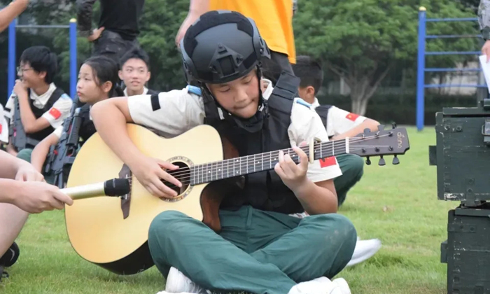 彈吉他