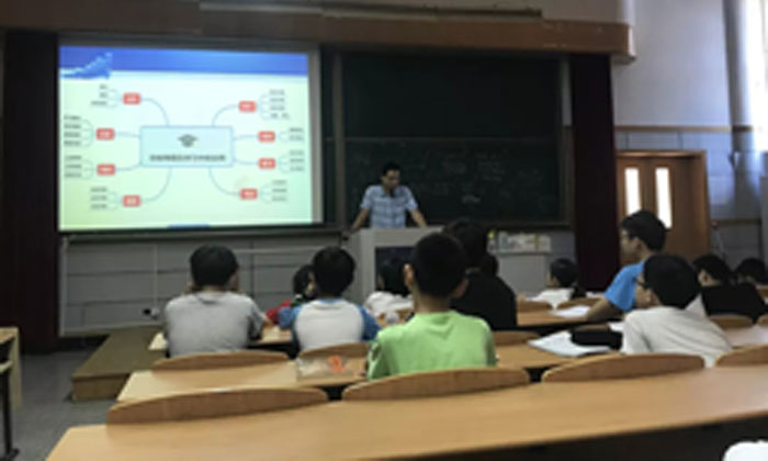 老師在講臺(tái)上講學(xué)習(xí)方法