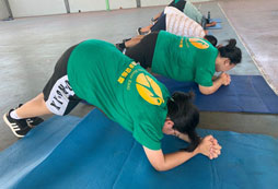 營(yíng)員在瑜伽墊上勤勞的練習(xí)