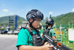 孩子們玩真人CS正起興