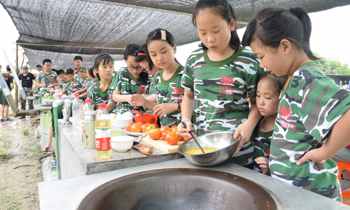 學(xué)員自己動手做飯