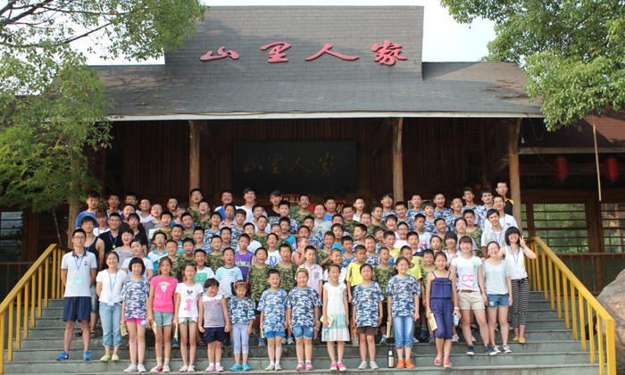 在農(nóng)莊游玩