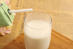 杭州聚冠減肥夏令營：睡前喝牛奶還是酸奶好？