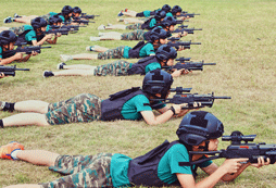 孩子參加聚冠教育軍事夏令營(yíng)提升綜合素質(zhì)