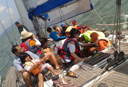 夏天到了，想不想?yún)⒓咏K帆船夏令營