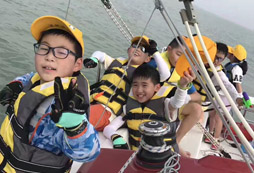 在江蘇海濱夏令營中體驗帆船給孩子帶來的成長
