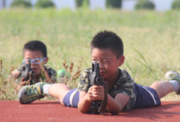 江蘇軍事夏令營培養(yǎng)學員堅韌不拔